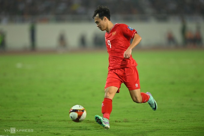 Văn Toàn đi bóng trong trận Việt Nam thua Indonesia 0-3 trên sân Mỹ Đình, Hà Nội tối 26/3. Ảnh: Giang Huy
