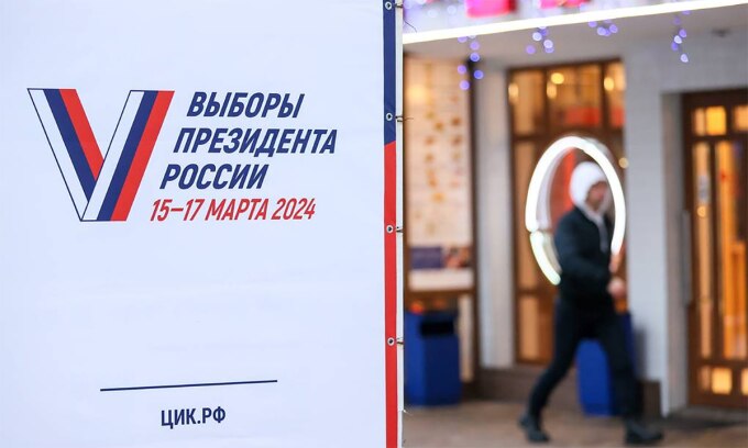 Áp phích về bầu cử tổng thống trên một con phố tại Nga. Ảnh: TASS