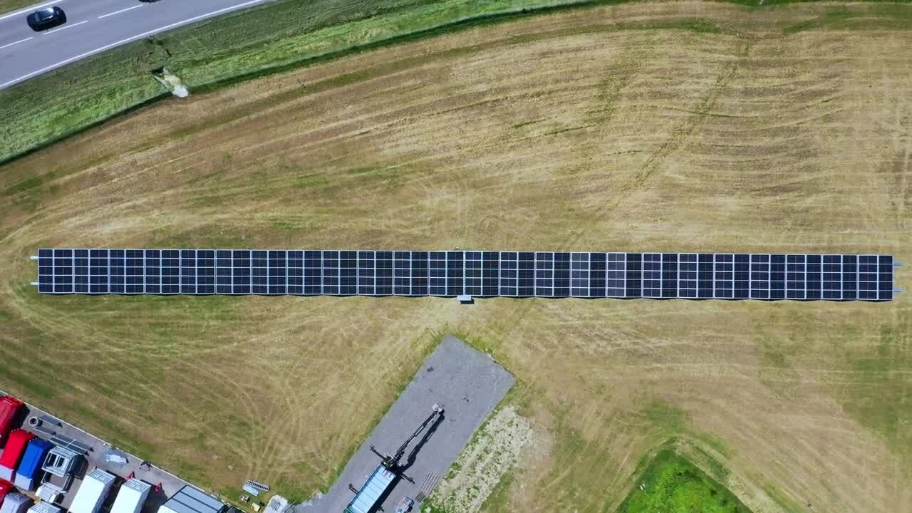 Nhà máy điện đi dộng 'đóng gói' hơn 240 tấm pin mặt trời