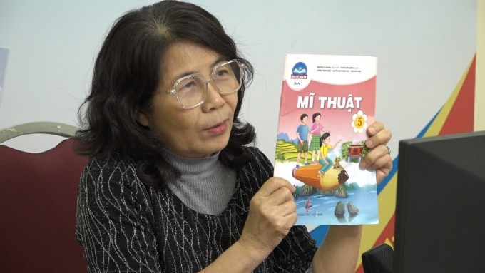 Tác giả giớ thiệu sách giáo khoa Mĩ thuật lớp 5 thuộc bộ Chân trời sáng tạo. Ảnh: NXB Giáo dục Việt Nam