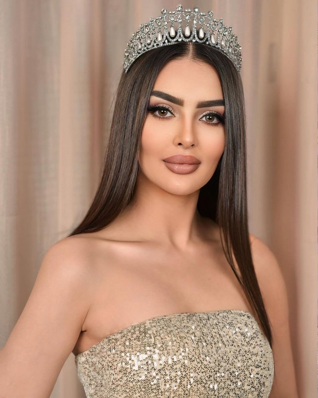 Nhan sắc gây tranh cãi của người đẹp Saudi Arabia đầu tiên thi Hoa hậu Hoàn vũ ảnh 1