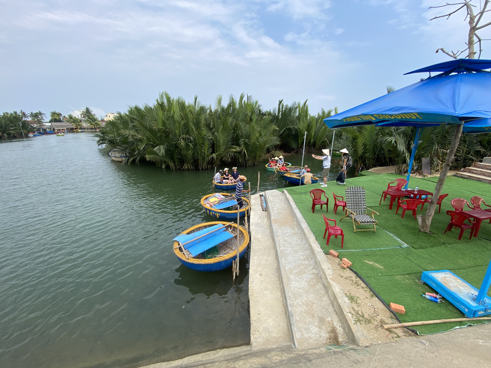 Nhận sai, chủ doanh nghiệp lấn rừng dừa ở Hội An nói sẽ trồng khôi phục phần rừng bị lấp- Ảnh 1. Một bến đón khách ở rừng dừa Cẩm Thanh - Ảnh: B.D.