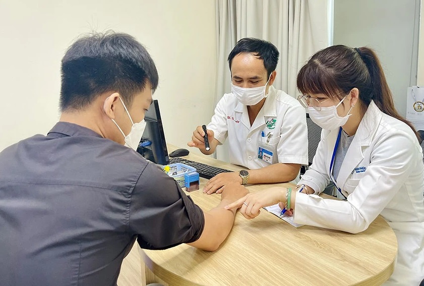 TP.HCM: Nhiều người nhập viện vì trời nắng gắt - Ảnh 1. TP.HCM: Nhiều người nhập viện vì trời nắng gắt - Ảnh 1.