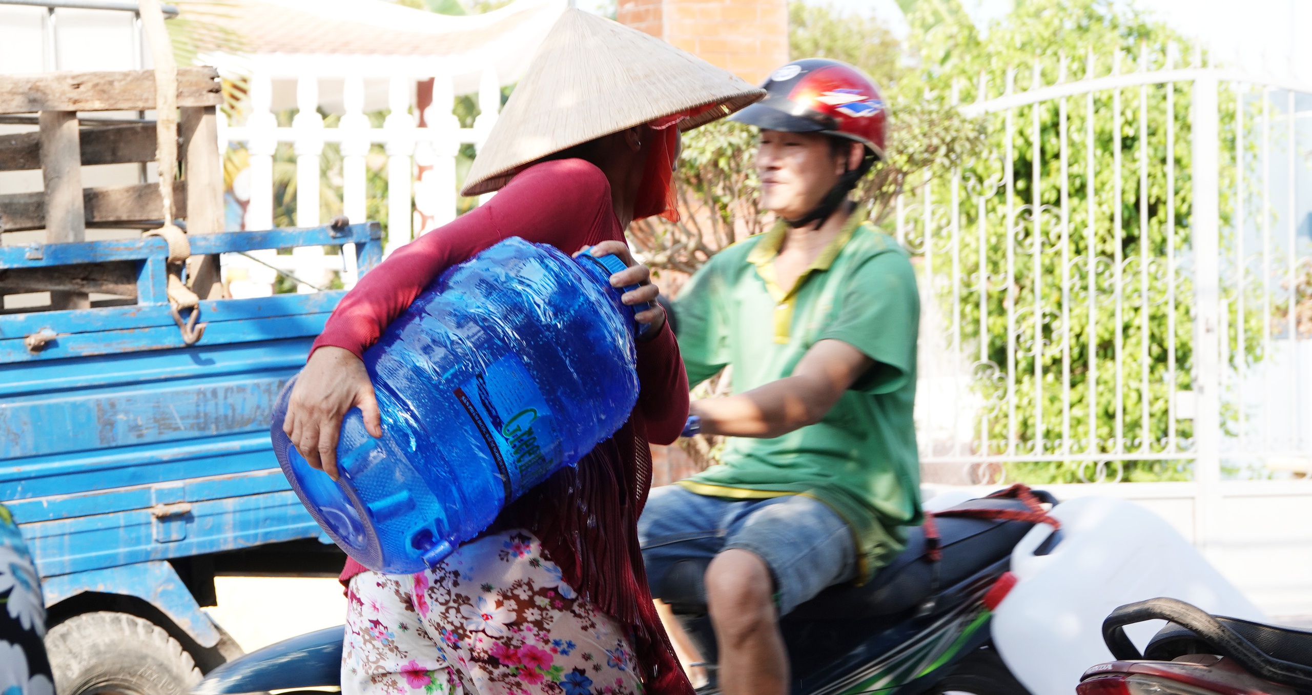 Nhiều nơi, người dân phải dùng nước nhiễm mặn- Ảnh 1. Nhiều nơi, người dân phải dùng nước nhiễm mặn- Ảnh 1.