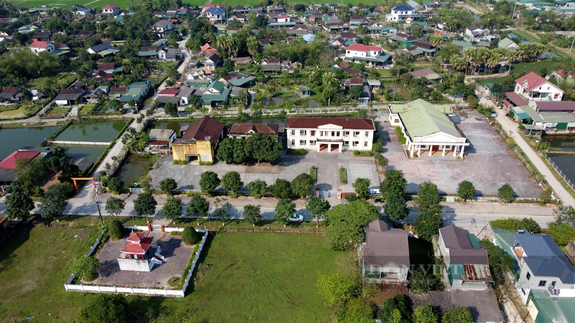 Nhiều trụ sở, trường học khang trang giá trị hàng tỷ đồng bỏ hoang, thành nơi chăn thả trâu bò ở Hà Tĩnh- Ảnh 1. Nhiều trụ sở, trường học khang trang giá trị hàng tỷ đồng bỏ hoang, thành nơi chăn thả trâu bò ở Hà Tĩnh- Ảnh 1.