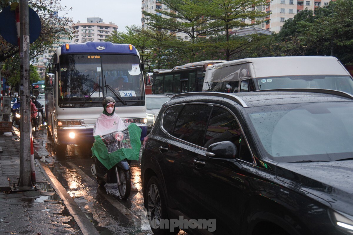 Nhiều tuyến đường Hà Nội ùn tắc hàng tiếng đồng hồ sau cơn mưa lớn kéo dài từ đêm ảnh 1