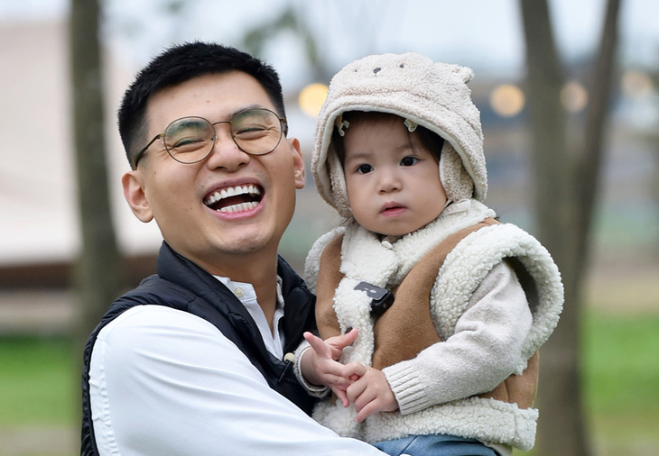 Bé Pam (2 tuổi) cùng cha tham gia Mẹ vắng nhà ba là siêu nhân - Ảnh: BTC Bé Pam (2 tuổi) cùng cha tham gia Mẹ vắng nhà ba là siêu nhân - Ảnh: BTC