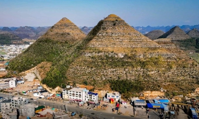 Những ngọn núi hình kim tự tháp ở Quý Châu. Ảnh: Weibo