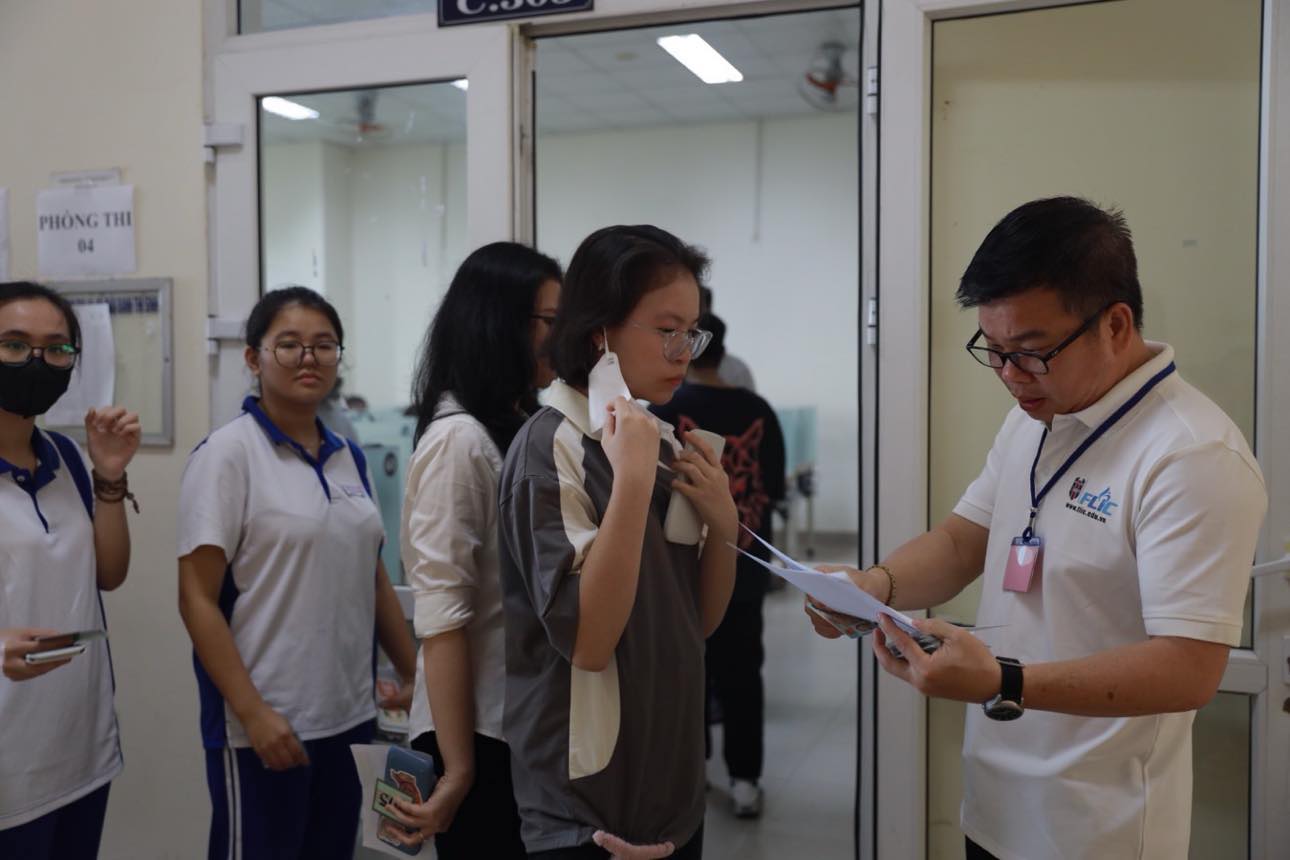 Những thí sinh đầu tiên dự thi V-SAT để xét tuyển sớm- Ảnh 1. Những thí sinh đầu tiên dự thi V-SAT để xét tuyển sớm- Ảnh 1.