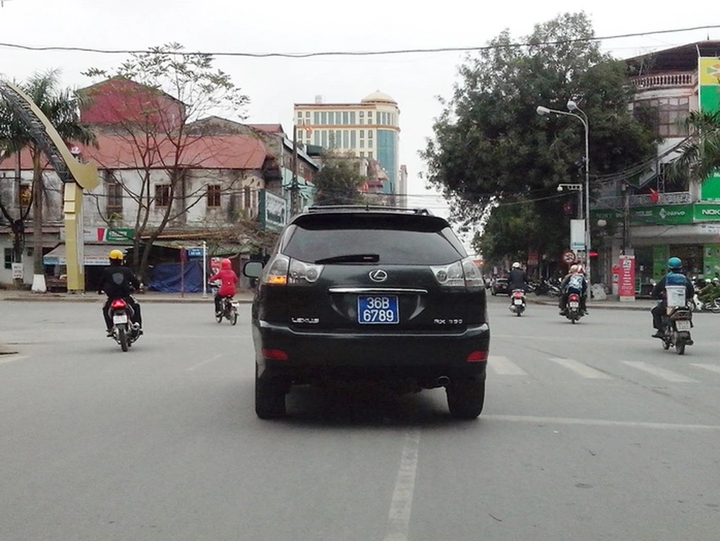 Những vụ 2 ô tô cùng gắn chung biển xanh gây xôn xao dư luận - 2 Những vụ 2 ô tô cùng gắn chung biển xanh gây xôn xao dư luận - 2