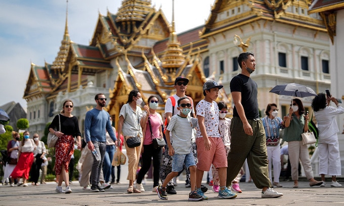 Khách du lịch ở Hoàng Cung, Thái Lan năm 2023. Ảnh: Reuters