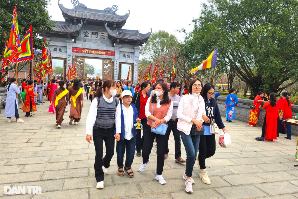 Ninh Bình lý giải việc du khách phải mua vé xe điện vào chùa Bái Đính - 1 Ninh Bình lý giải việc du khách phải mua vé xe điện vào chùa Bái Đính - 1