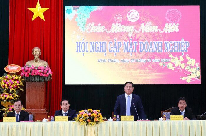 Ông Trần Quốc Nam, Chủ tịch UBND tỉnh Ninh Thuận phát biểu tại Hội nghị gặp mặt doanh nghiệp đầu năm 2024. Ảnh: Như Vương.