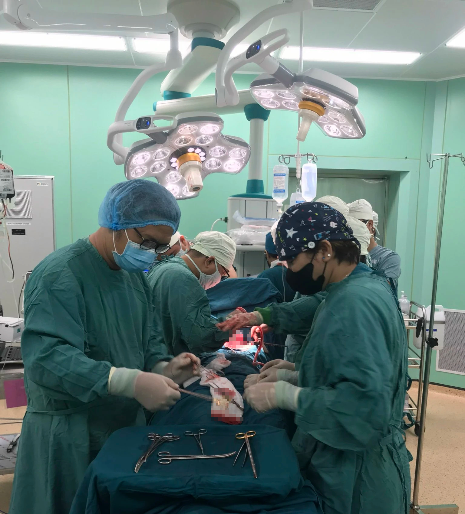 Nỗ lực cứu nữ sinh lớp 8 nhiều lần ngưng tim, ngưng thở- Ảnh 1. Nỗ lực cứu nữ sinh lớp 8 nhiều lần ngưng tim, ngưng thở- Ảnh 1.