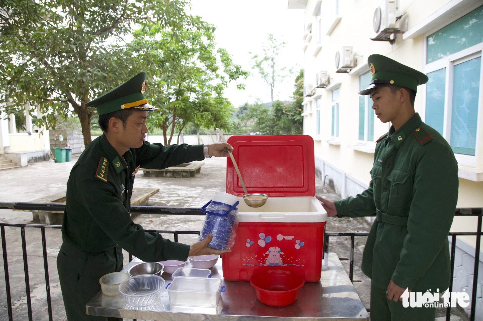 Cán bộ, chiến sĩ Đồn biên phòng cửa khẩu quốc tế La Lay chuẩn bị cháo phát cho bệnh nhân - Ảnh: HOÀNG TÁO