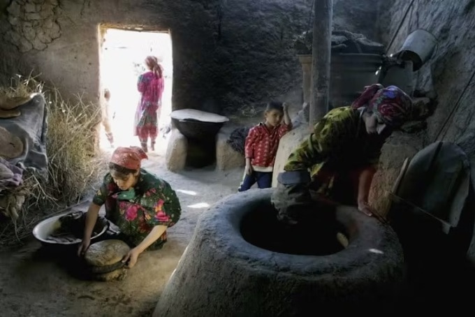 Một gia đình đang chuẩn bị nướng bánh mì tại ngôi nhà ở làng Dakhana Kiik, Tajikistan. Ảnh: AP