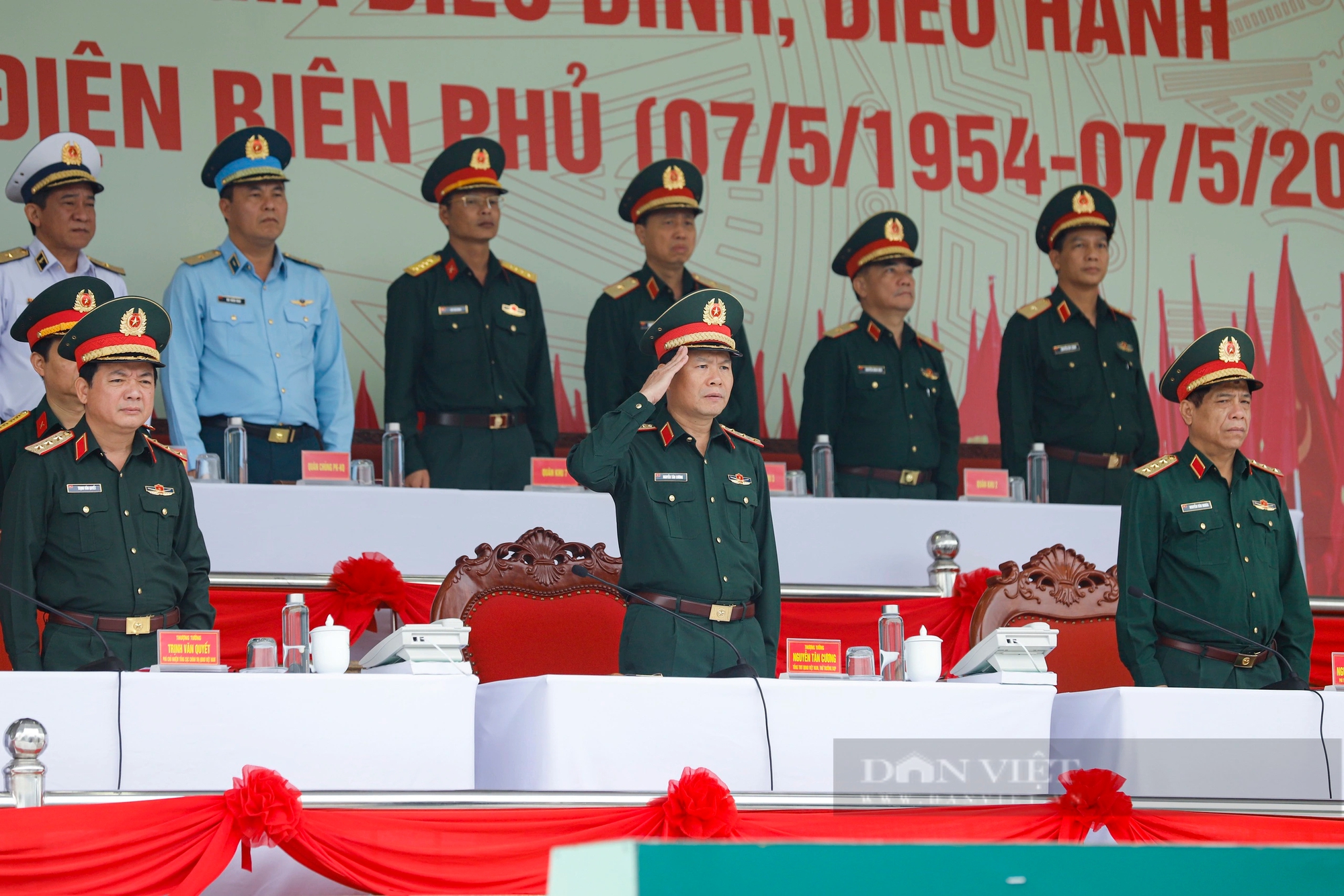 Nữ du kích miền Nam bảo lưu đại học, cầm súng AK tham gia huấn luyện diễu binh kỷ niệm Chiến thắng Điện Biên Phủ- Ảnh 2. Nữ du kích miền Nam bảo lưu đại học, cầm súng AK tham gia huấn luyện diễu binh kỷ niệm Chiến thắng Điện Biên Phủ- Ảnh 2.