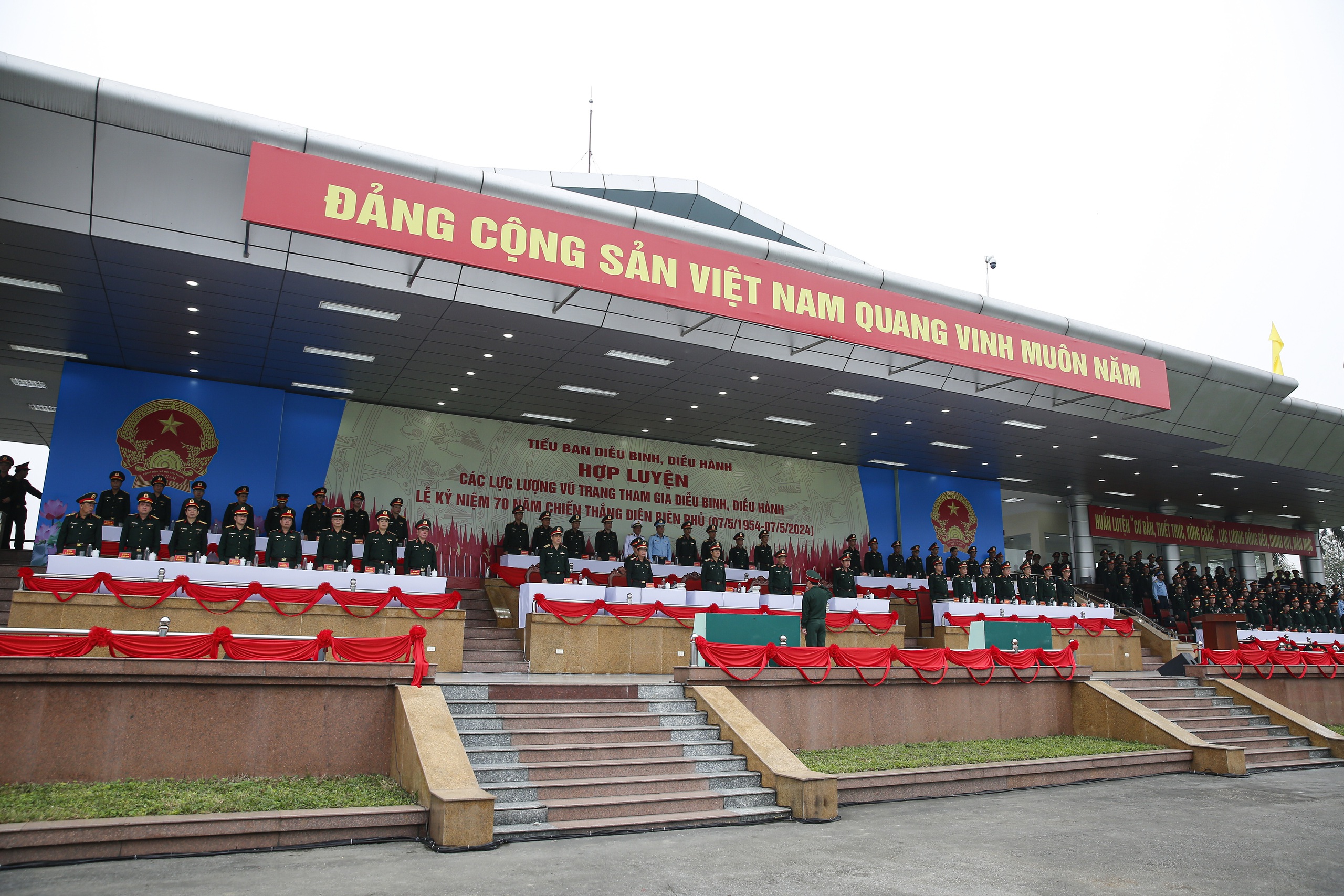 Nữ du kích miền Nam bảo lưu đại học, cầm súng AK tham gia huấn luyện diễu binh kỷ niệm Chiến thắng Điện Biên Phủ- Ảnh 1. Nữ du kích miền Nam bảo lưu đại học, cầm súng AK tham gia huấn luyện diễu binh kỷ niệm Chiến thắng Điện Biên Phủ- Ảnh 1.
