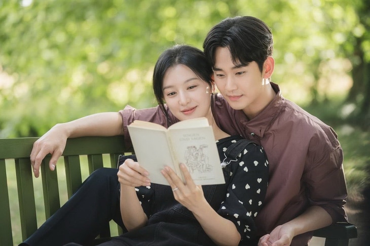 Diễn viên Kim Ji Won và Kim Soo Hyun trong phim Nữ hoàng nước mắt - Ảnh: tvN