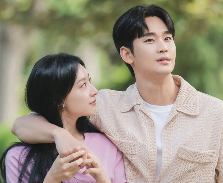Nữ hoàng nước mắt: Đàn ông đeo tạp dề và cú sốc của thói quen gia trưởng Hàn Quốc- Ảnh 1. Bên cạnh câu chuyện tình yêu hai nhân vật chính, Nữ hoàng nước mắt còn gây chú ý khi đề cập đến sự thay đổi chuẩn mực giới tính - Ảnh: TvN