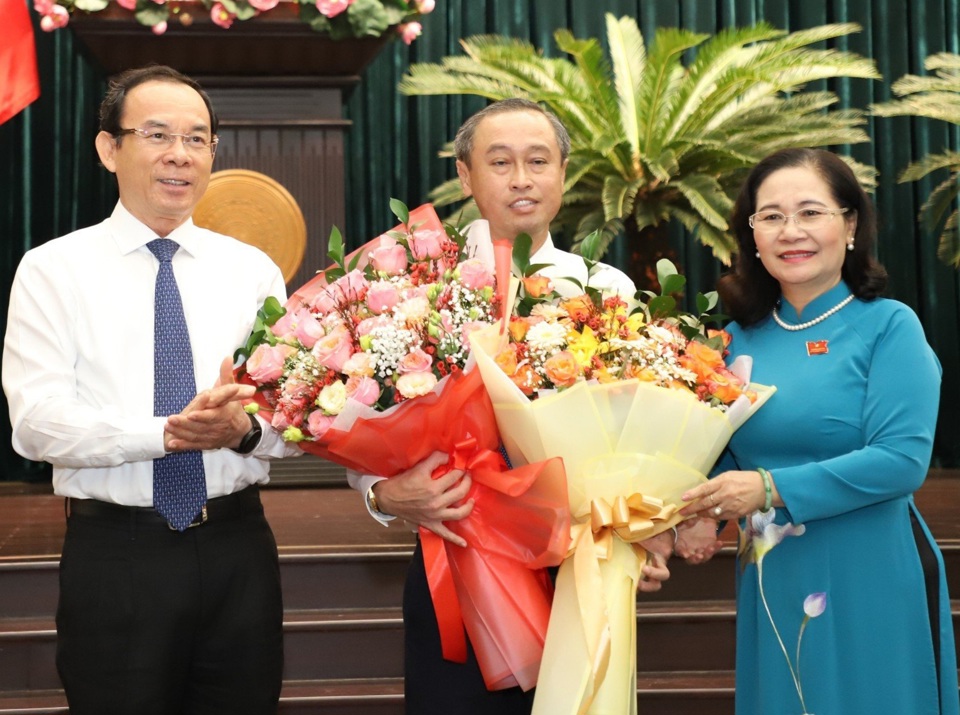 Ủy viên Bộ Chính trị - Bí thư Thành ủy Nguyễn Văn Nên và Chủ tịch HĐND TP Hồ Chí Minh Nguyễn Thị Lệ tặng hoa chúc mừng tân Phó Chủ tịch HĐND TP.