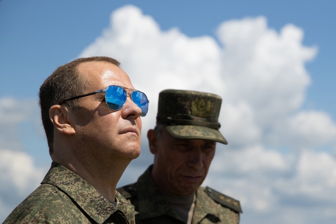 Phó chủ tịch Hội đồng An ninh Nga Dmitry Medvedev (trái) thăm trung tâm huấn luyện quân sự ở Siberia tháng 7/2023. Ảnh: AFP