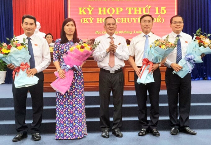 Ông Ngô Vũ Thăng và ông Huỳnh Hữu Trí (thứ 1 và thứ 2 từ phải qua trái) được bầu làm Phó Chủ tịch UBND tỉnh Bạc Liêu nhiệm kỳ 2021 - 2026. (Ảnh: VGP)
