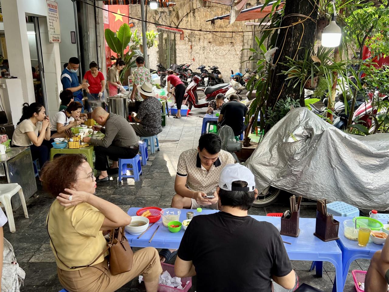 Pho-70-Nam-Ha-Noi-4-2 - Vietnam.vn Vào giờ cao điểm, thực khách tại quán ngồi kín trong nhà và vỉa hè. Ảnh: Nhật Minh