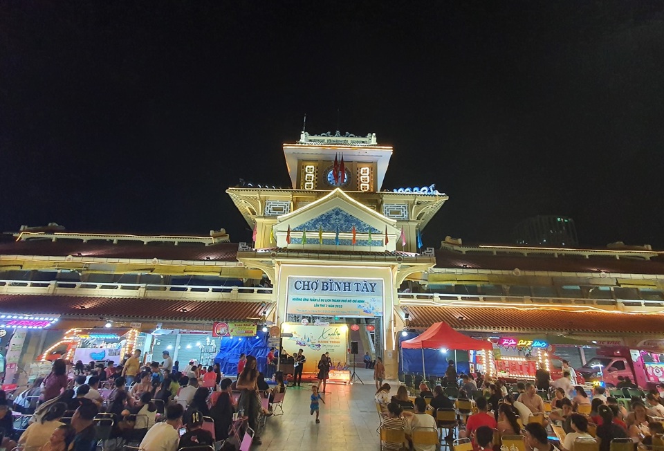 Chợ Bình Tây (Chợ Lớn) có kiến trúc rất độc đáo, là điểm nhấn trong đề án "phố đêm Chợ Lớn". Ảnh: C.L