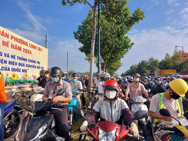 TP HCM: Phương tiện tăng đột biến trên đường Phạm Văn Đồng, kẹt xe kéo dài ảnh 1