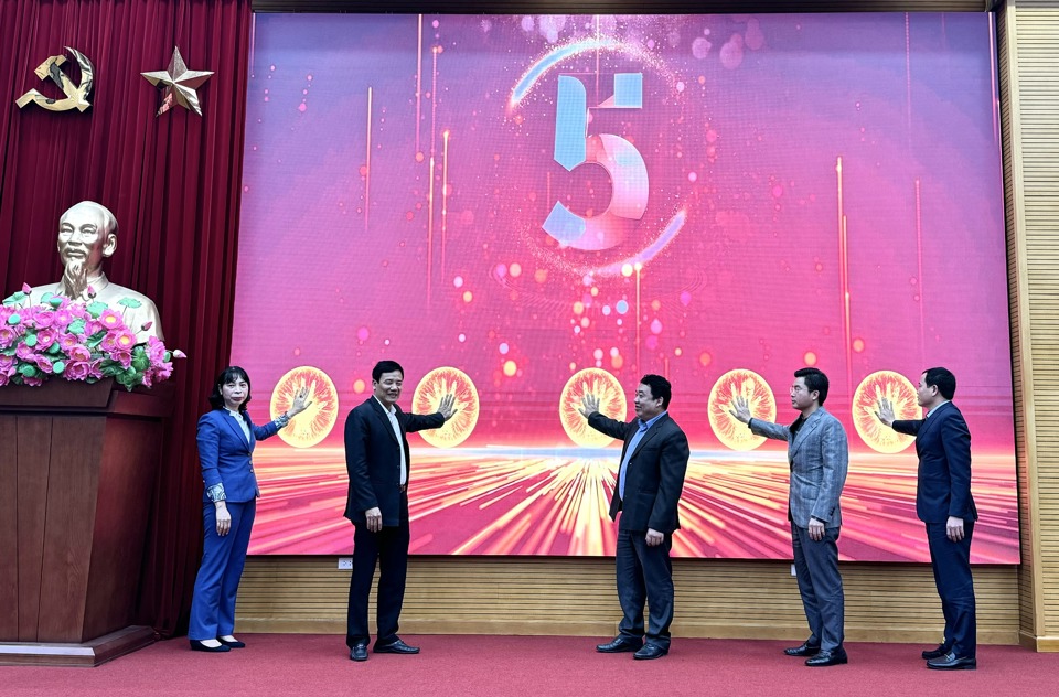 Lãnh đạo TP và quận Đống Đa bấm nút phát động cuộc thi.