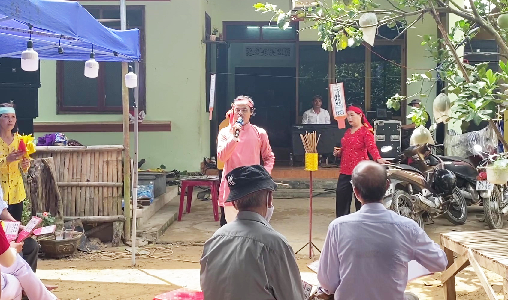 Quảng Nam thí điểm đưa bài chòi ở trường học- Ảnh 1. Nghệ nhân ở Quảng Nam trình diễn hô hát bài chòi ở một lễ hội - Ảnh: LÊ TRUNG