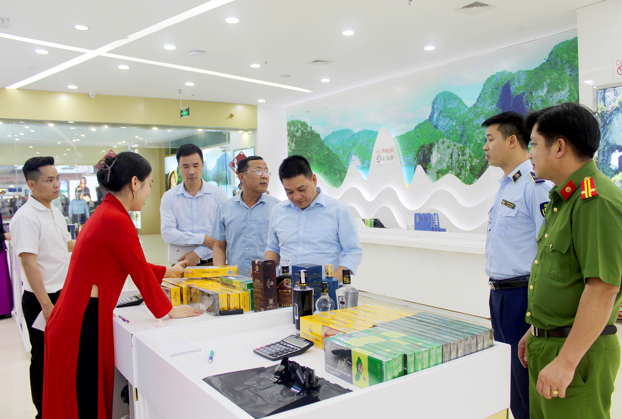 Quảng Ninh đình chỉ hoạt động nhiều cửa hàng 'nuôi' tour 0 đồng
- Ảnh 2. Quảng Ninh đình chỉ hoạt động nhiều cửa hàng 'nuôi' tour 0 đồng
- Ảnh 2.