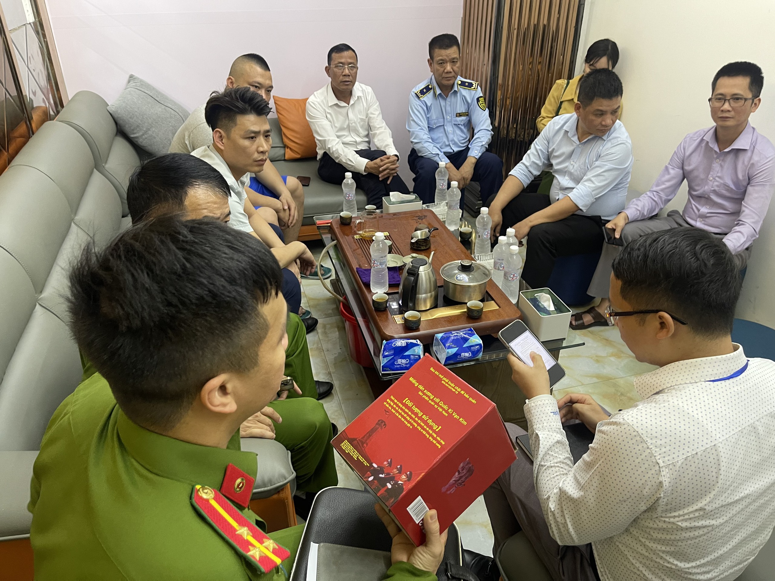 Quảng Ninh đình chỉ hoạt động nhiều cửa hàng 'nuôi' tour 0 đồng
- Ảnh 1. Quảng Ninh đình chỉ hoạt động nhiều cửa hàng 'nuôi' tour 0 đồng
- Ảnh 1.