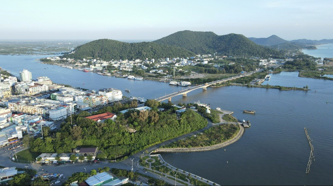 Quy hoạch tốt giúp Hà Tiên thu hút đầu tư, phát triển du lịch- Ảnh 2. Một góc đô thị thành phố Hà Tiên nhìn từ trên cao - Ảnh: HỒNG ĐIỆP