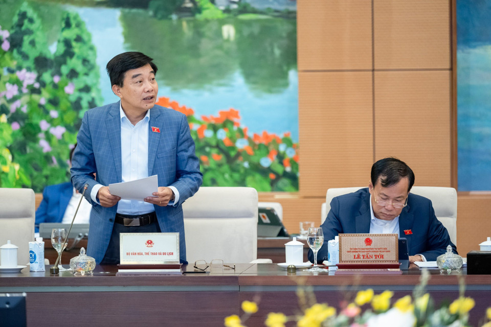 Phó Chủ nhiệm Ủy ban Kinh tế của Quốc hội Nguyễn Minh Sơn báo cáo tại phiên họp.