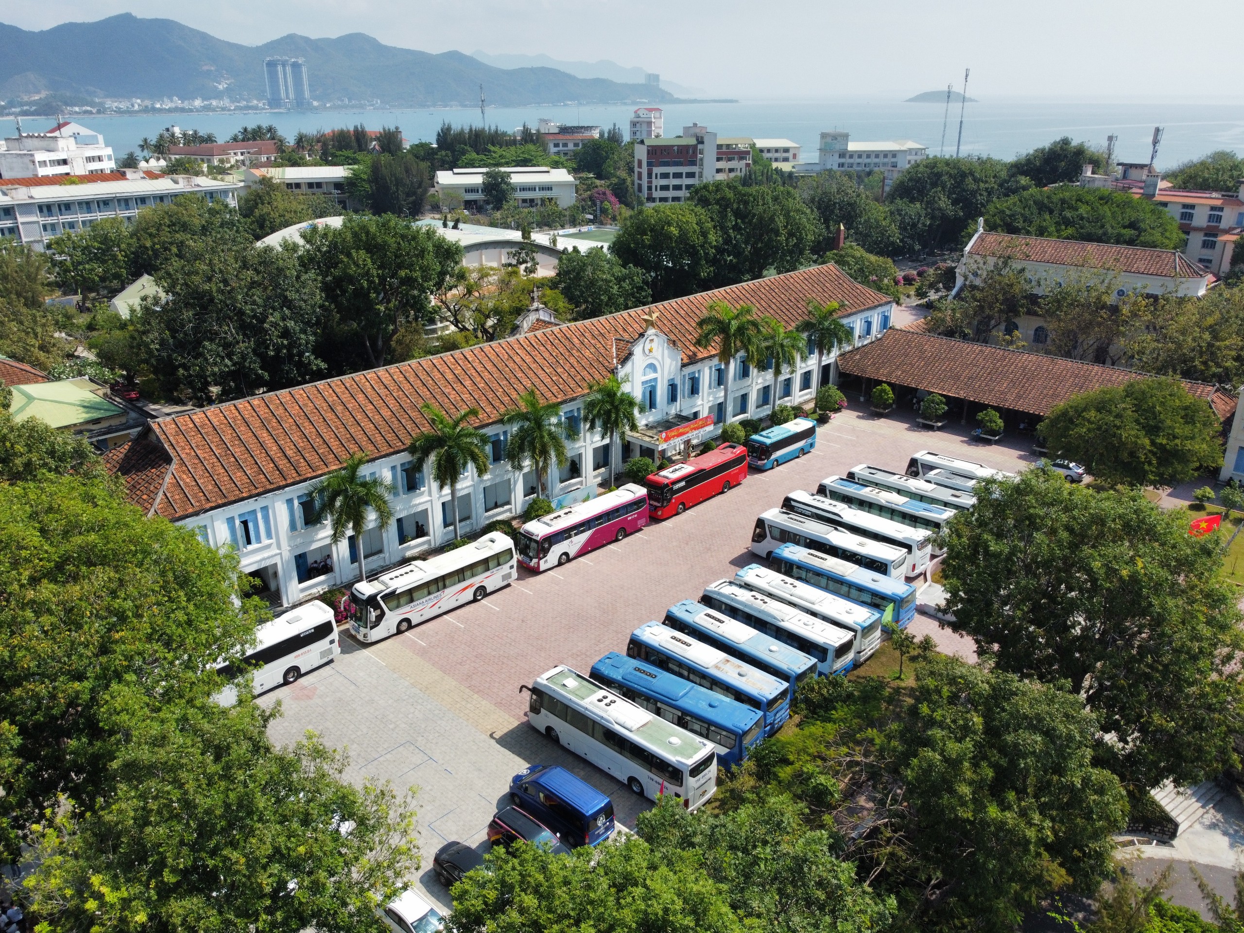 Rộn ràng, háo hức tại ngày hội Tư vấn mùa thi ở Nha Trang- Ảnh 1. Rộn ràng, háo hức tại ngày hội Tư vấn mùa thi ở Nha Trang- Ảnh 1.