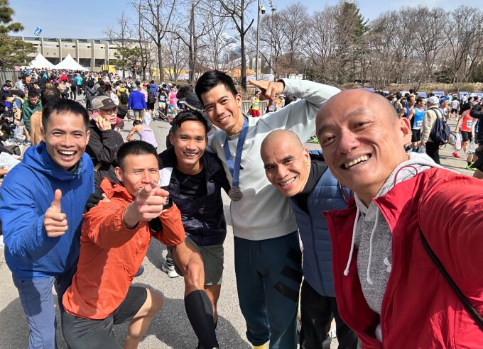 Quang Trần (áo đen) cùng các runner Việt Nam tham gia Seoul Marathon. Ảnh: BoiDapChay