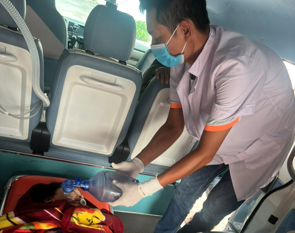 Sản phụ được hàng trăm người xếp hàng hiến máu ở Phú Quốc đã không qua khỏi- Ảnh 1. Chị M. được các y bác sĩ Trung tâm Y tế TP Phú Quốc hỗ trợ đưa về nhà - Ảnh: ĐINH THÚY