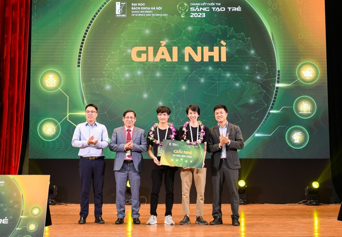 Hai thành viên đại diện nhóm nhận giải nhì cuộc thi Sáng tạo trẻ 2023 với sản phẩm Sky Helper - hệ thống tìm kiếm định vị nạn nhân, ngày 23/3. Ảnh: Đại học Bách khoa Hà Nội