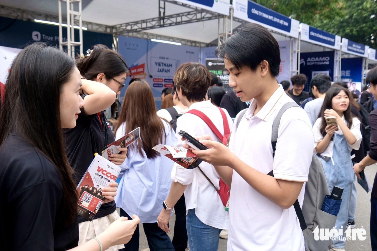Sinh viên tham dự Ngày hội việc làm - kết nối thành công (UET Job Fair 2024) để tìm kiếm những công việc trong tương lai - Ảnh: NGUYÊN BẢO
