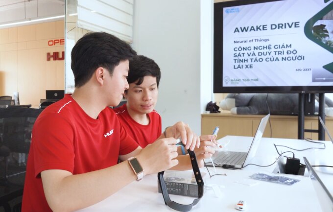Tuấn Đạt (phải) và Trần Văn Lực, sinh viên trường Công nghệ thông tin và Truyền thông, Đại học Bách khoa Hà Nội thảo luận về Awake Drive. Ảnh: Nhân vật cung cấp