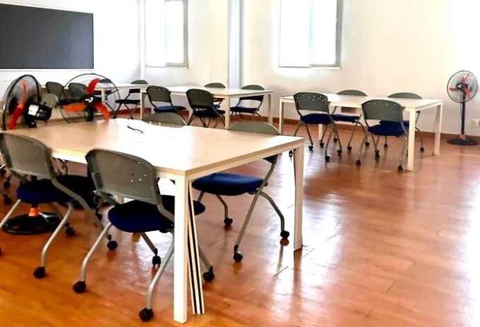 Phòng học ngày 19/3 trống trơn, không có giáo viên, học sinh. Ảnh: Phụ huynh cung cấp