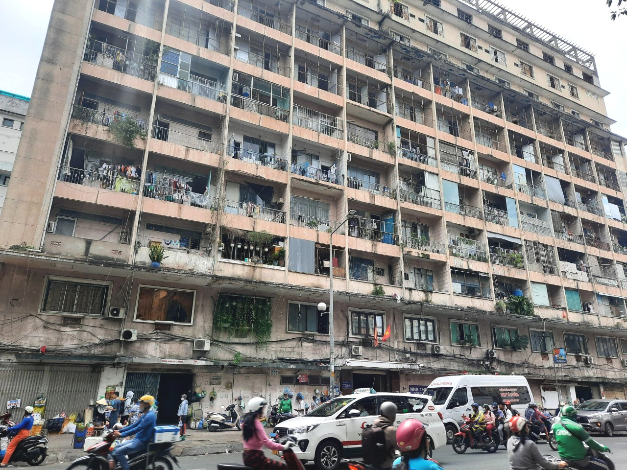 Sở Y tế TP.HCM kiến nghị xây Bệnh viện Chấn thương 1.000 giường tại Bình Chánh- Ảnh 1. Ký túc xá Cao Thắng xuống cấp trầm trọng từ nhiều năm nay nằm sát bên Bệnh viện Chấn thương chỉnh hình (đường Trần Hưng Đạo, quận 5) ảnh hưởng đến công tác khám chữa bệnh - Ảnh: THU HIẾN