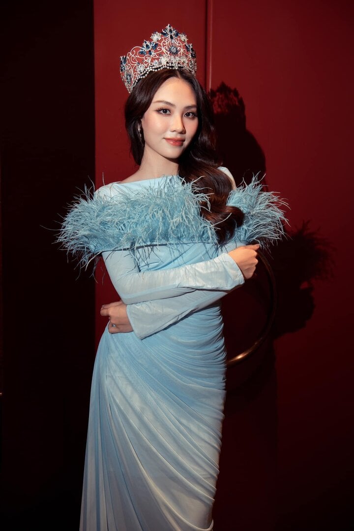 Miss World 2023 tổ chức tại Ấn Độ, quy tụ hơn 100 thí sinh không chỉ xinh đẹp vượt trội mà còn có học vấn đáng nể. Hoa hậu Thế giới Việt Nam 2022 Huỳnh Nguyễn Mai Phương là một trong số đó. Người đẹp sinh năm 1999 từng theo học ngành Ngôn ngữ Anh tại ĐH Khoa học Xã hội và Nhân văn. Thời phổ thông, Mai Phương đoạt giải Nhì (2017) và giải Ba (2018) kỳ thi học sinh giỏi tiếng Anh cấp tỉnh, hiện sở hữu chứng chỉ IELTS 8.0. Cô cũng là MC song ngữ cho nhiều chương trình, có khả năng chơi piano, guitar...