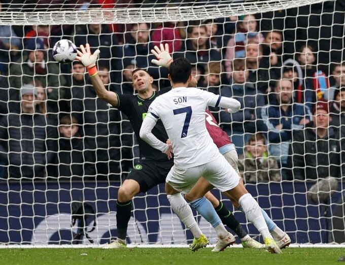 Son (số 7) ghi bàn nâng tỷ số lên 3-0 trên sân Villa Park hôm 10/3. Ảnh: Reuters