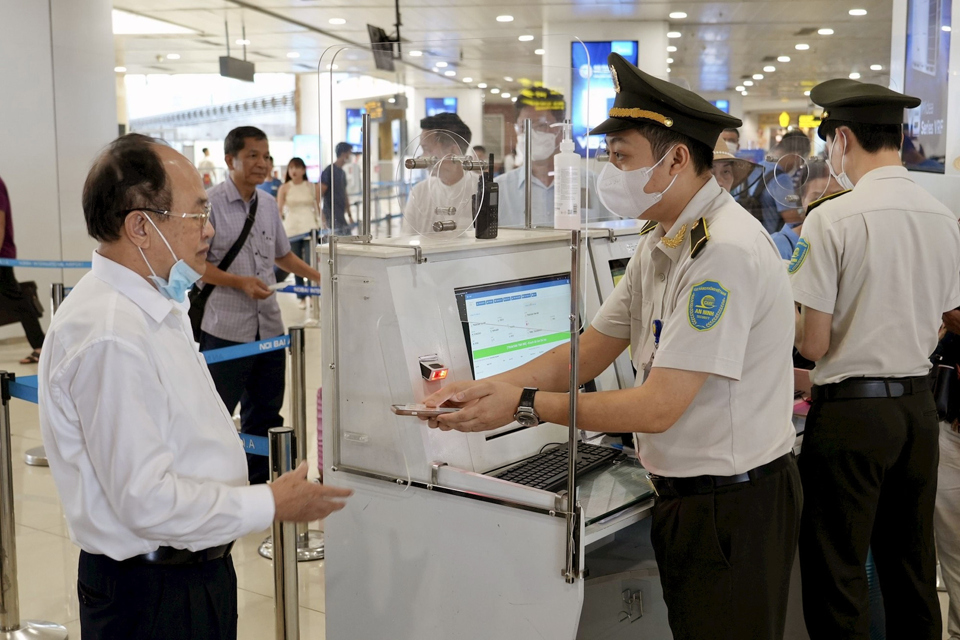 Du khách làm thủ tục lên máy bay tại sân bay Nội Bài. Ảnh: Hoài Nam