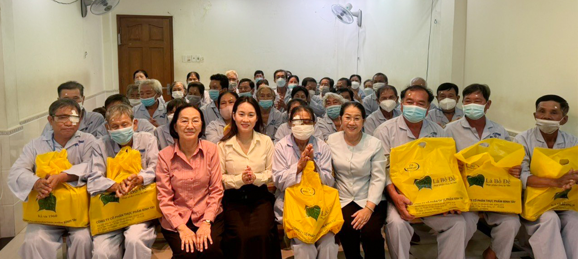 Đại-diện-THACO-trao-quà-cho-các-bệnh-nhân-nghèo Caption Đại diện THACO trao quà cho các bệnh nhân nghèo Đại-diện-THACO-trao-quà-cho-các-bệnh-nhân-nghèo