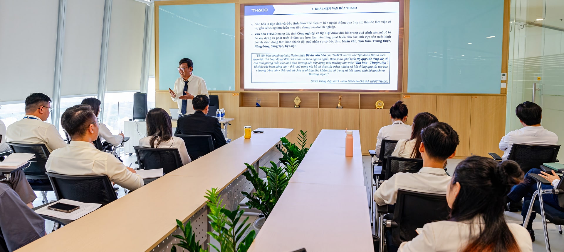 Giám đốc Cao cấp phụ trách Văn hoá Truyền thông THACO Nguyễn Một chia sẻ tại buổi đào tạo Giám đốc Cao cấp phụ trách Văn hoá Truyền thông THACO Nguyễn Một chia sẻ tại buổi đào tạo
