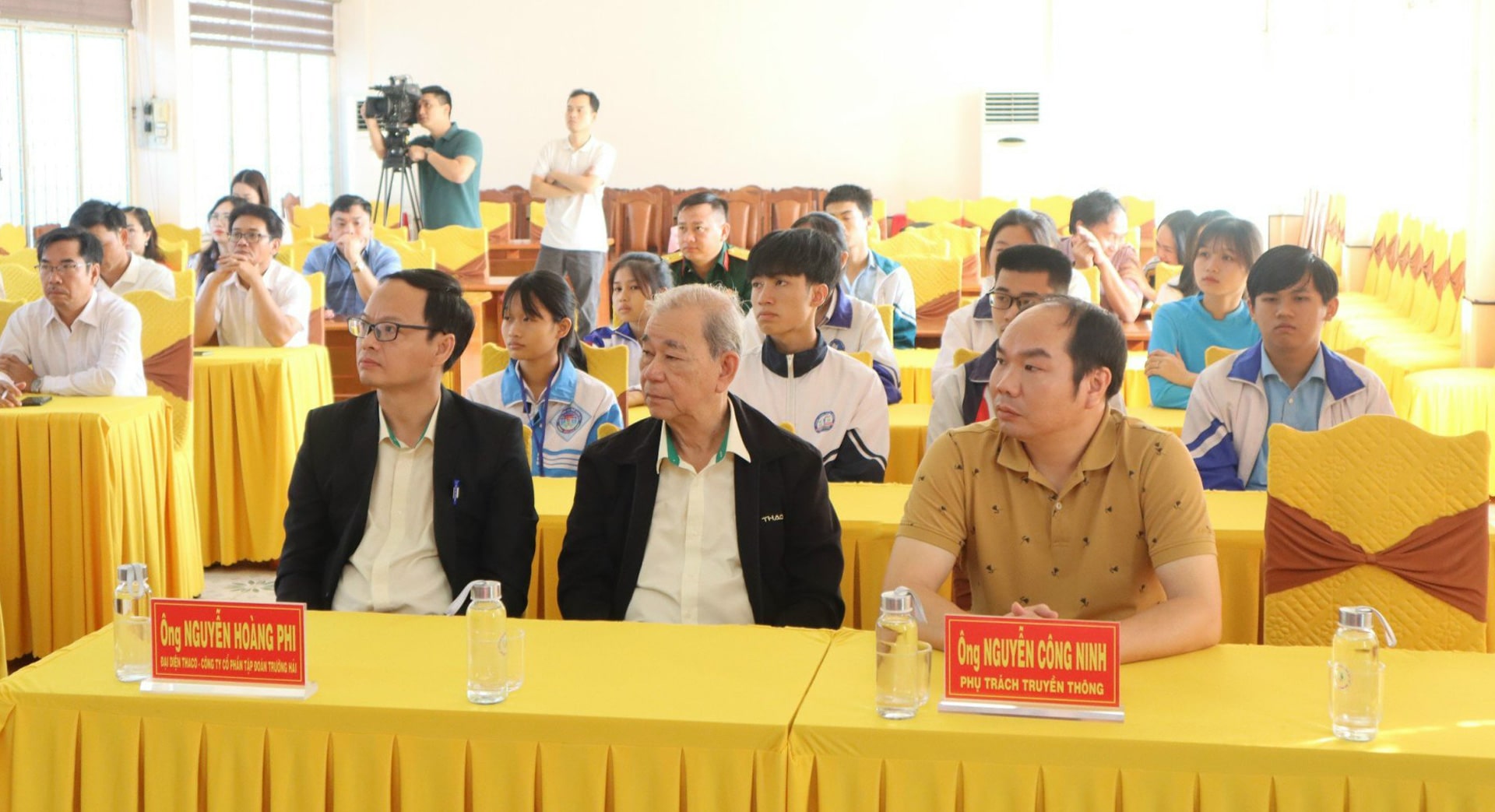 Đại diện THACO (áo đen) tham dự Lễ trao học bổng cho học sinh có hoàn cảnh khó khăn, vươn lên trong học tập Đại diện THACO (áo đen) tham dự Lễ trao học bổng cho học sinh có hoàn cảnh khó khăn, vươn lên trong học tập